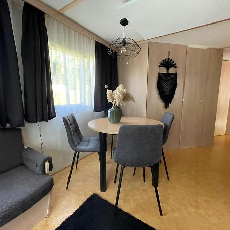 فيلا Chalet 'T Rijsterbos Op Camping Met Zwembad! المظهر الخارجي الصورة