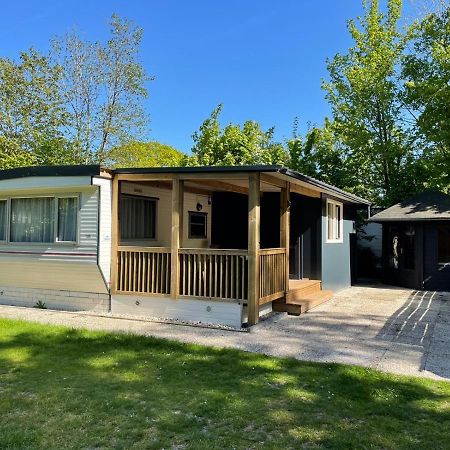فيلا Chalet 'T Rijsterbos Op Camping Met Zwembad! المظهر الخارجي الصورة