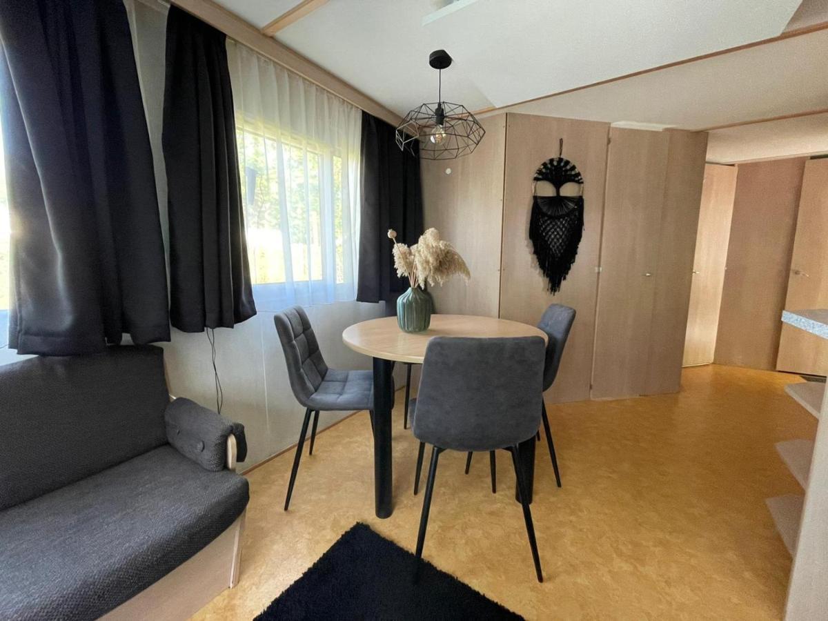 فيلا Chalet 'T Rijsterbos Op Camping Met Zwembad! المظهر الخارجي الصورة